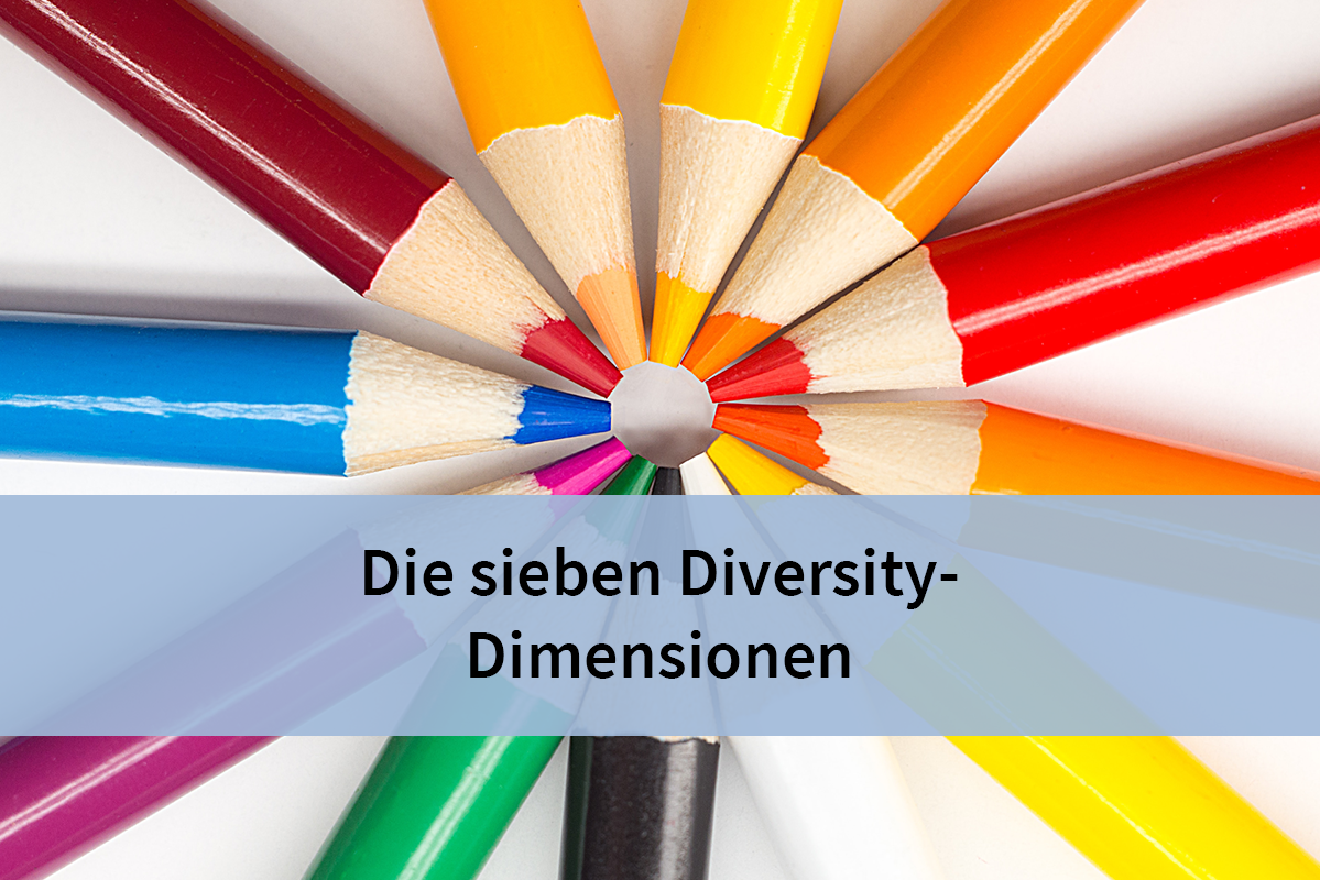 Auf einer hellblauen Bauchbinde steht: Die sieben Dimensionen von Diversity. Hintergrundbild: Buntstifte in verschiedenen Farben sind so angeordnet, dass die Spitzen einen Kreis bilden.