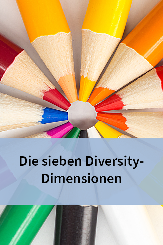 Auf einer hellblauen Bauchbinde steht: Die sieben Dimensionen von Diversity. Hintergrundbild: Buntstifte in verschiedenen Farben sind so angeordnet, dass die Spitzen einen Kreis bilden.
