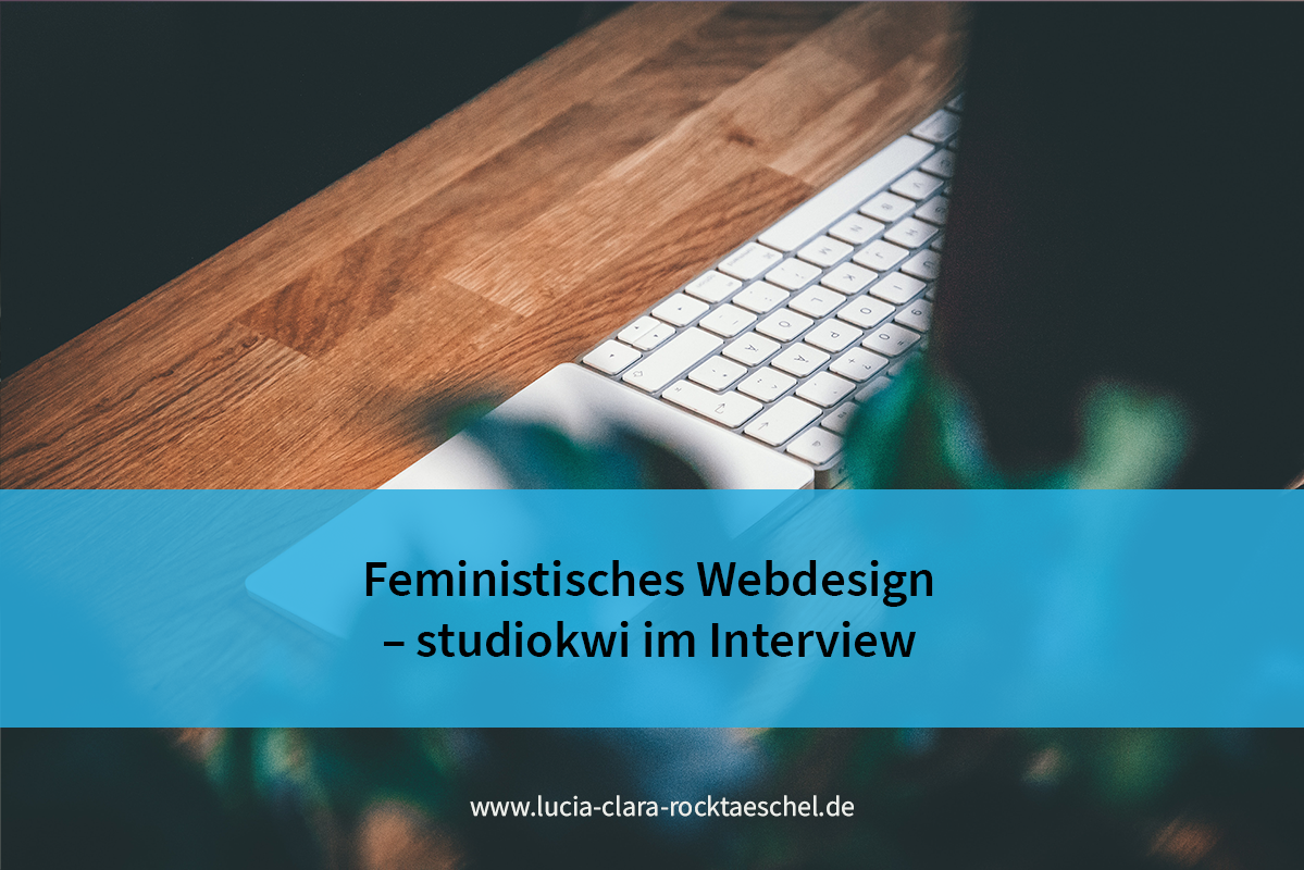 Schrift auf blauer Bauchbinde: Feministisches Webdesign - studiokwi im Interview. Hintergrundbild: Ein Schreibtisch aus Holz mit einer weißen Computertastatur darauf, im Vordergrund eine unscharfe Grünpflanze.