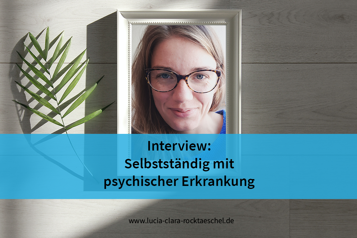 ein Bilderrahmen vor einem hellen Hintergrund zeigt ein Portät von Nora Stankewitz, daneben liegt ein grüner Zweig. Auf einer blauen Bauchbinde steht der Titel "Interview: Selbstständig mit psychischer Erkrankung".