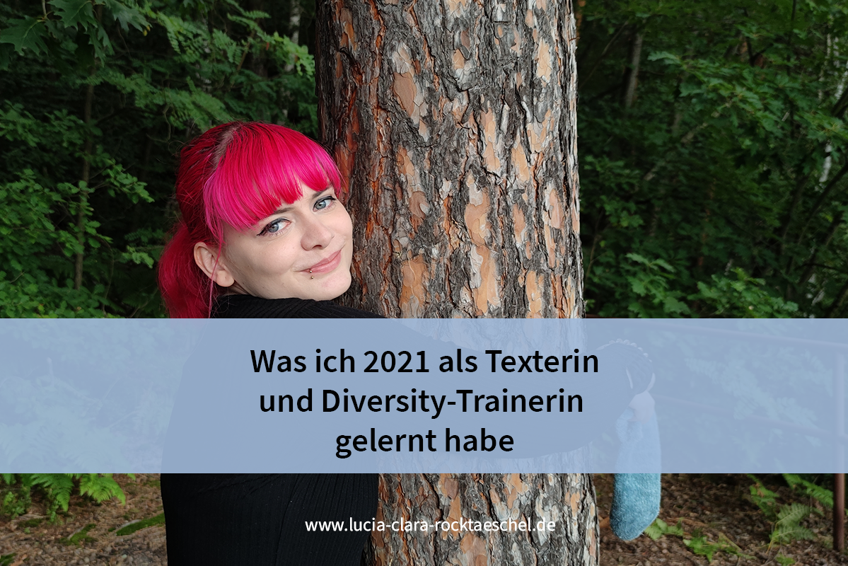 Hintergrund: Lucia umarmt einen Baumstamm und schaut dabei lächelnd in die Kamera. Über dem Bild eine hellblaue Bauchbinde mit dem Titel des Beitrags.