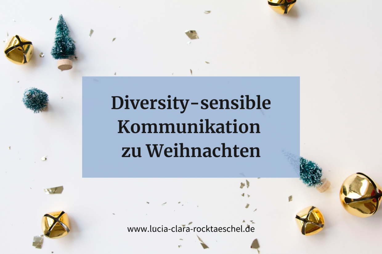 Text auf hellblauem Hintergrund: Diversity-sensible Kommunikation zu Weihnachten. Hintergrundbild: weiße Fläche mit goldenen Glöckchen und Glitzer und grünen Dekotännchen.